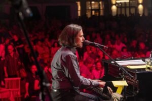 Uptown Girl meets Piano Man